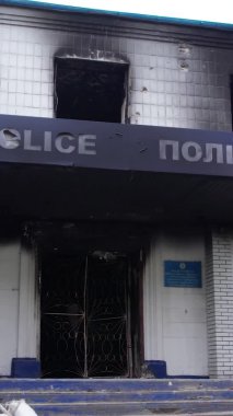 Bu dikey borsa videosu Ukrayna 'daki savaşın sonucunu gösteriyor. Borodyanka, Kyiv bölgesindeki polis karakolunun yıkılması ve yakılması.