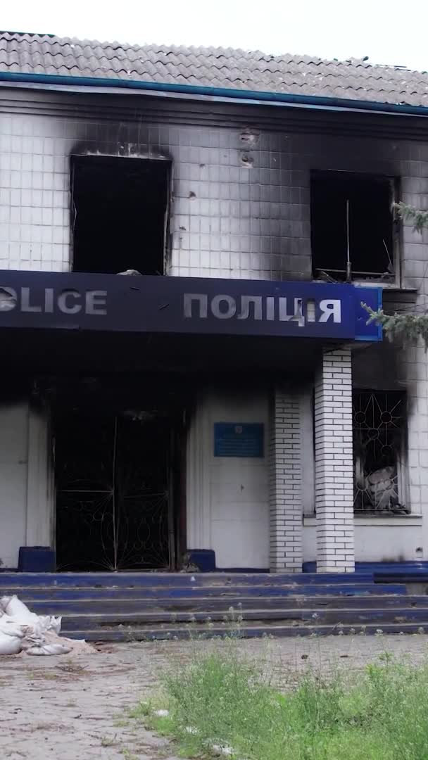 Este Vídeo Vertical Mostra Rescaldo Guerra Ucrânia Edifício Destruído Queimado — Vídeo de Stock