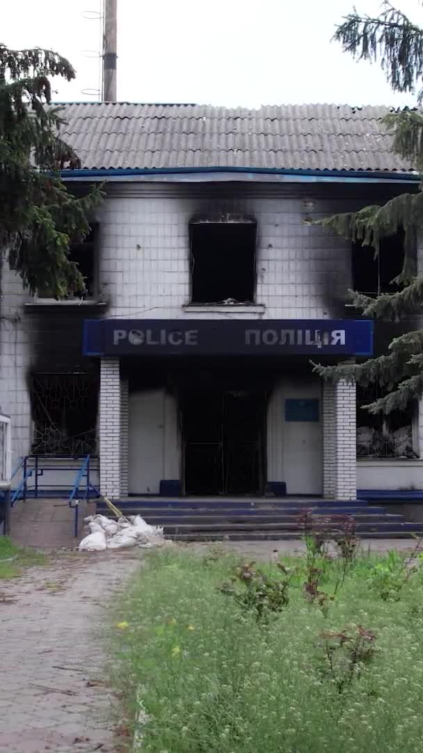 这盘股票的垂直录像显示了乌克兰战争的后果 基辅地区Borodyanka警察局被摧毁和烧毁的建筑 — 图库视频影像