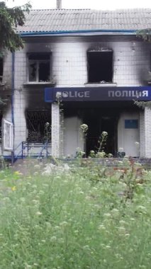 Bu dikey borsa videosu Ukrayna 'daki savaşın sonucunu gösteriyor. Borodyanka, Kyiv bölgesindeki polis karakolunun yıkılması ve yakılması.