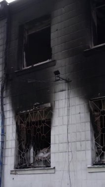 Bu dikey borsa videosu Ukrayna 'daki savaşın sonucunu gösteriyor. Borodyanka, Kyiv bölgesindeki polis karakolunun yıkılması ve yakılması.