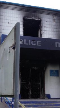 Bu dikey borsa videosu Ukrayna 'daki savaşın sonucunu gösteriyor. Borodyanka, Kyiv bölgesindeki polis karakolunun yıkılması ve yakılması.