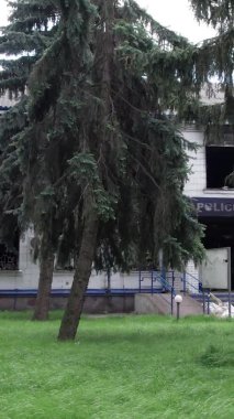 Bu dikey borsa videosu Ukrayna 'daki savaşın sonucunu gösteriyor. Borodyanka, Kyiv bölgesindeki polis karakolunun yıkılması ve yakılması.