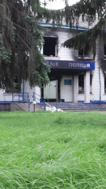 Bu dikey borsa videosu Ukrayna 'daki savaşın sonucunu gösteriyor. Borodyanka, Kyiv bölgesindeki polis karakolunun yıkılması ve yakılması.