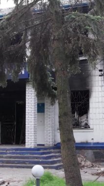 Bu dikey borsa videosu Ukrayna 'daki savaşın sonucunu gösteriyor. Borodyanka, Kyiv bölgesindeki polis karakolunun yıkılması ve yakılması.