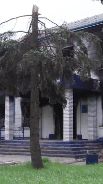 Bu dikey borsa videosu Ukrayna 'daki savaşın sonucunu gösteriyor. Borodyanka, Kyiv bölgesindeki polis karakolunun yıkılması ve yakılması.