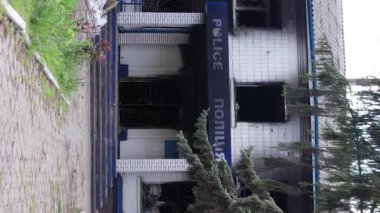 Bu dikey borsa videosu Ukrayna 'daki savaşın sonucunu gösteriyor. Borodyanka, Kyiv bölgesindeki polis karakolunun yıkılması ve yakılması.