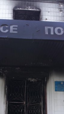 Bu dikey borsa videosu Ukrayna 'daki savaşın sonucunu gösteriyor. Borodyanka, Kyiv bölgesindeki polis karakolunun yıkılması ve yakılması.