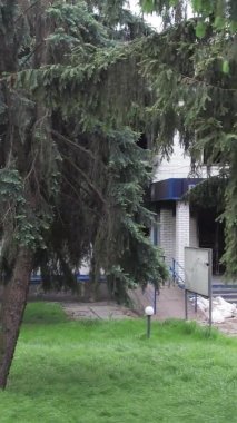 Bu dikey borsa videosu Ukrayna 'daki savaşın sonucunu gösteriyor. Borodyanka, Kyiv bölgesindeki polis karakolunun yıkılması ve yakılması.