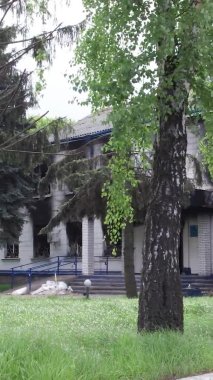 Bu dikey borsa videosu Ukrayna 'daki savaşın sonucunu gösteriyor. Borodyanka, Kyiv bölgesindeki polis karakolunun yıkılması ve yakılması.