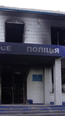 Bu dikey borsa videosu Ukrayna 'daki savaşın sonucunu gösteriyor. Borodyanka, Kyiv bölgesindeki polis karakolunun yıkılması ve yakılması.