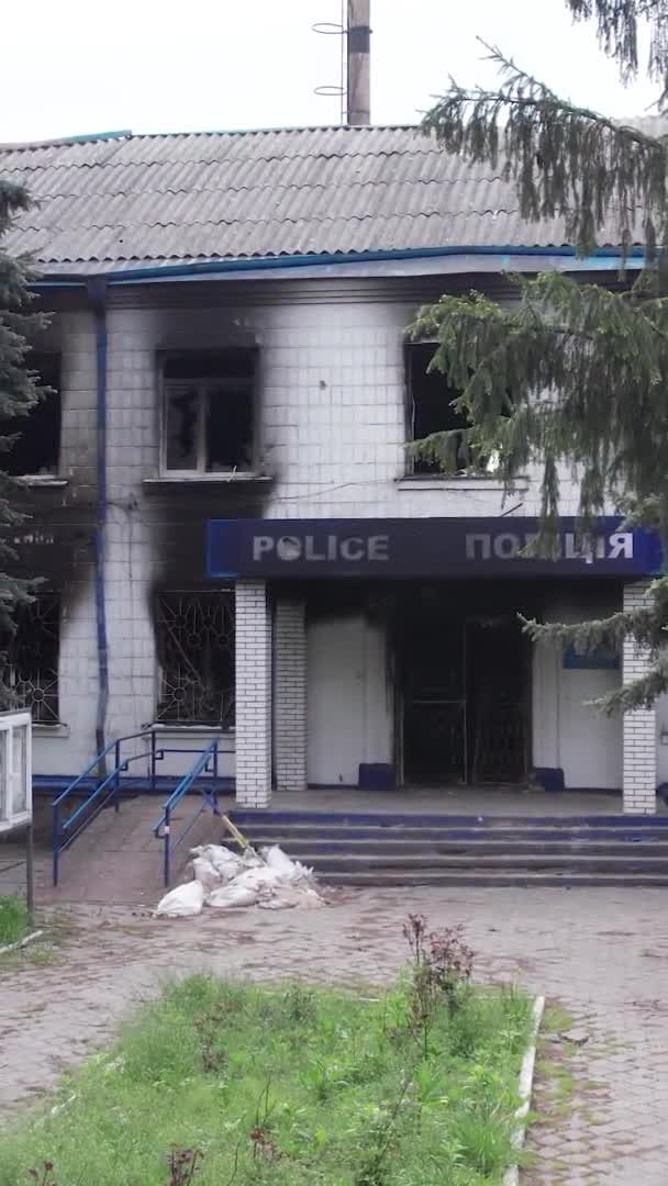 Вертикальне Відео Показує Наслідки Війни Україні Зруйноване Спалене Приміщення Поліцейського — стокове відео