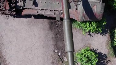 Bu stok dikey video Ukrayna 'daki imha edilmiş askeri ekipmanların hava görüntüsünü gösteriyor.