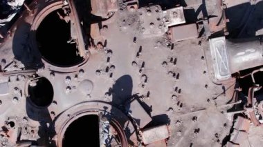 Bu stok dikey video Ukrayna 'daki imha edilmiş askeri ekipmanların hava görüntüsünü gösteriyor.