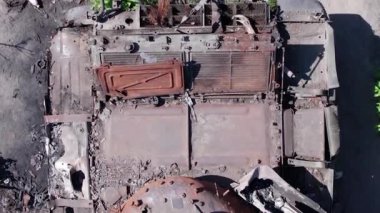 Bu stok dikey video Ukrayna 'daki imha edilmiş askeri ekipmanların hava görüntüsünü gösteriyor.