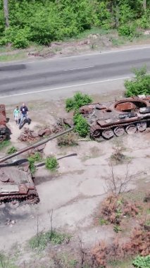 Bu stok dikey video Ukrayna 'daki imha edilmiş askeri ekipmanların hava görüntüsünü gösteriyor.