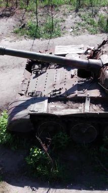 Bu stok dikey video Ukrayna 'daki imha edilmiş askeri ekipmanların hava görüntüsünü gösteriyor.