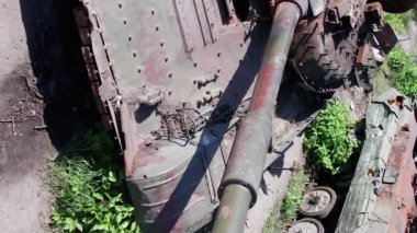 Bu stok dikey video Ukrayna 'daki imha edilmiş askeri ekipmanların hava görüntüsünü gösteriyor.
