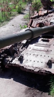 Bu stok dikey video Ukrayna 'daki imha edilmiş askeri ekipmanların hava görüntüsünü gösteriyor.