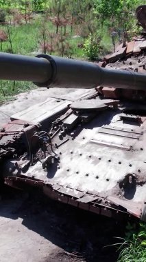 Bu stok dikey video Ukrayna 'daki imha edilmiş askeri ekipmanların hava görüntüsünü gösteriyor.