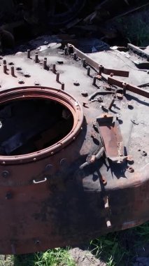 Bu stok dikey video Ukrayna 'daki imha edilmiş askeri ekipmanların hava görüntüsünü gösteriyor.