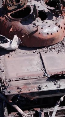 Bu stok dikey video Ukrayna 'daki imha edilmiş askeri ekipmanların hava görüntüsünü gösteriyor.