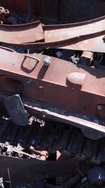 Bu stok dikey video Ukrayna 'daki imha edilmiş askeri ekipmanların hava görüntüsünü gösteriyor.