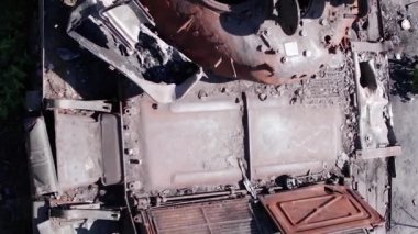 Bu stok dikey video Ukrayna 'daki imha edilmiş askeri ekipmanların hava görüntüsünü gösteriyor.