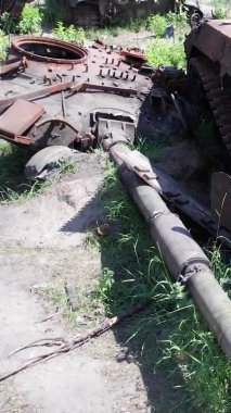 Bu stok dikey video Ukrayna 'daki imha edilmiş askeri ekipmanların hava görüntüsünü gösteriyor.