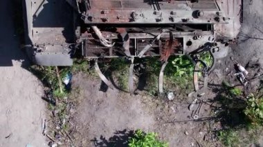 Bu stok dikey video Ukrayna 'daki imha edilmiş askeri ekipmanların hava görüntüsünü gösteriyor.