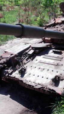 Bu stok dikey video Ukrayna 'daki imha edilmiş askeri ekipmanların hava görüntüsünü gösteriyor.