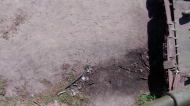 Bu stok dikey video Ukrayna 'daki imha edilmiş askeri ekipmanların hava görüntüsünü gösteriyor.