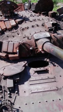 Bu stok dikey video Ukrayna 'daki imha edilmiş askeri ekipmanların hava görüntüsünü gösteriyor.