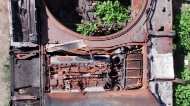 Bu stok dikey video Ukrayna 'daki imha edilmiş askeri ekipmanların hava görüntüsünü gösteriyor.
