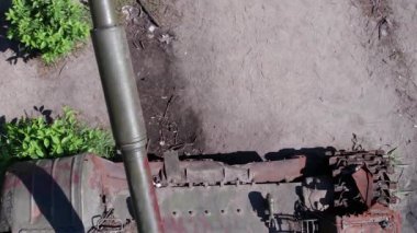 Bu stok dikey video Ukrayna 'daki imha edilmiş askeri ekipmanların hava görüntüsünü gösteriyor.