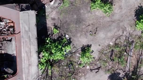 Dieses Vertikale Archivvideo Zeigt Eine Luftaufnahme Zerstörter Militärischer Ausrüstung Der — Stockvideo