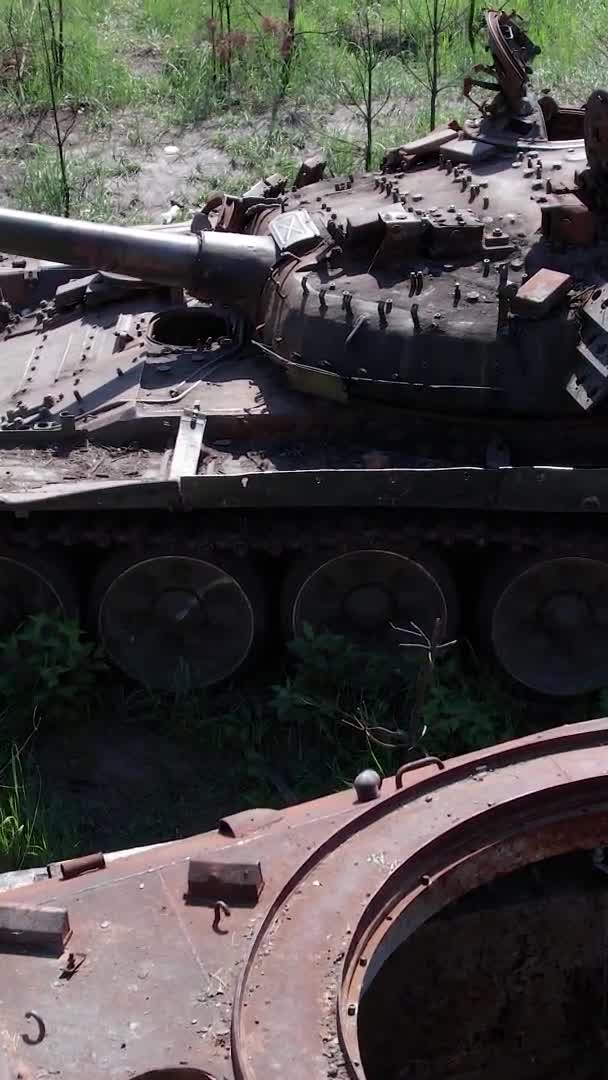 비디오는 우크라이나 파괴된 장비의 사진을 줍니다 — 비디오
