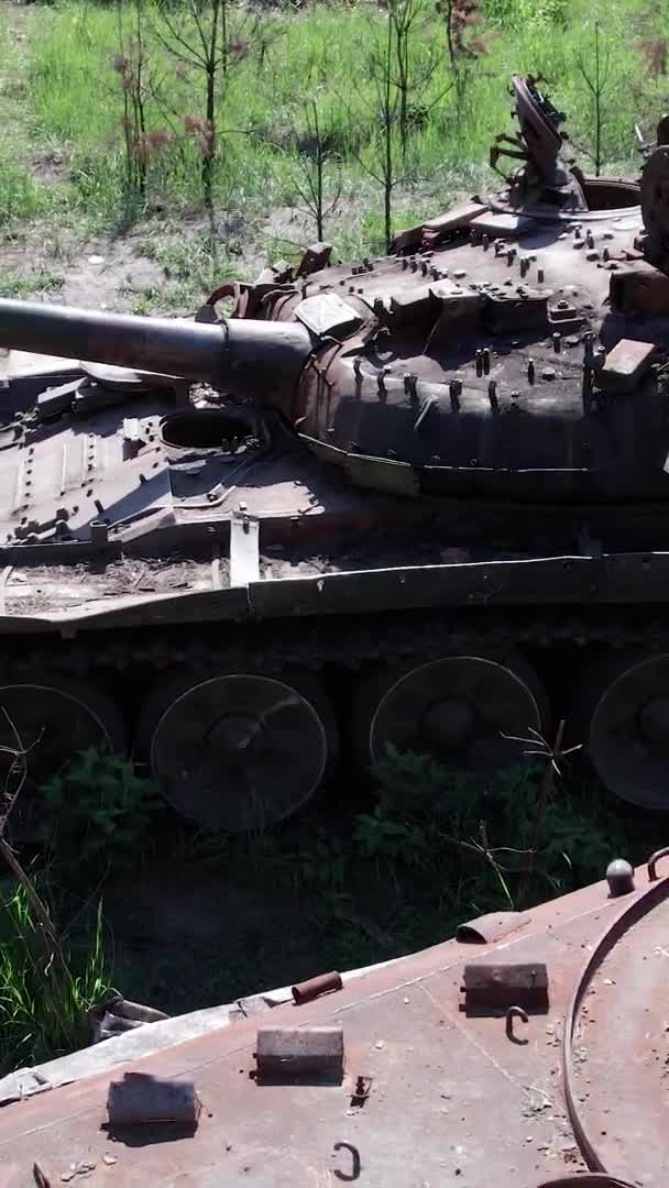 このストック垂直ビデオは ウクライナで破壊された軍事機器の空中ビューを示しています — ストック動画