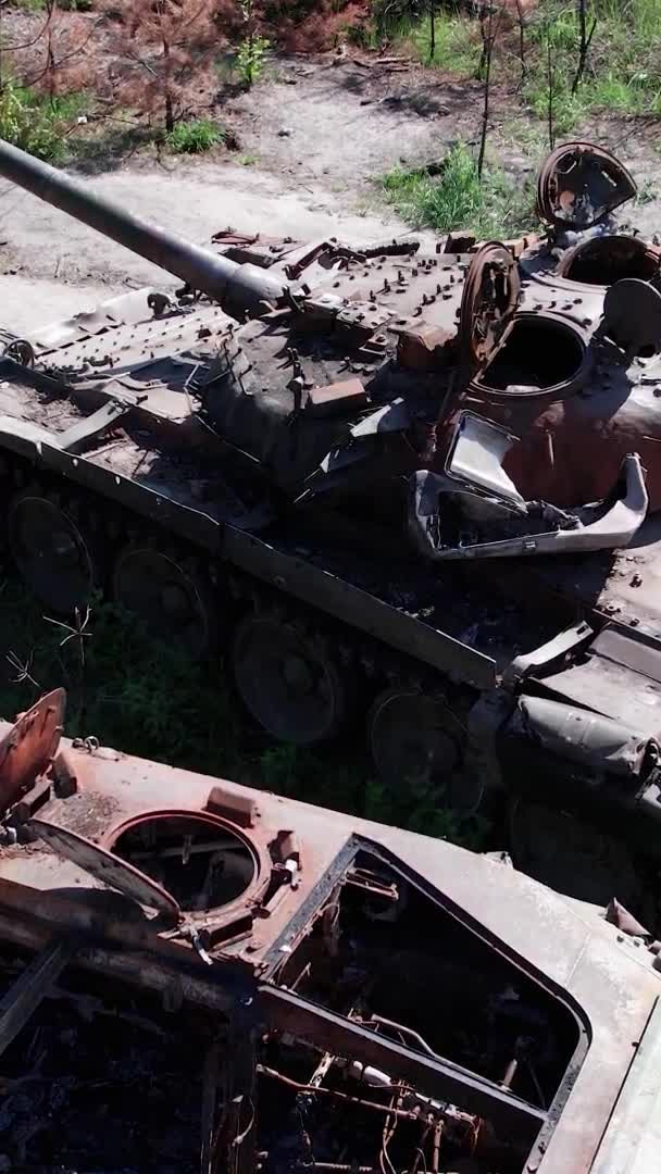 Вертикальному Відеоролику Зображено Вигляд Знищеної Військової Техніки Україні — стокове відео