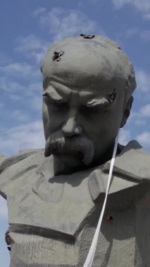 Bu dikey video savaş sırasında Ukrayna 'nın Borodyanka kentindeki Taras Shevchenko anıtını gösteriyor.