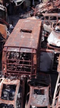 Bu stok dikey video Irpin, Bucha bölgesinde bir kurşun ve yanmış araba dökümü gösteriyor.