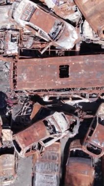 Bu stok dikey video Irpin, Bucha bölgesinde bir kurşun ve yanmış araba dökümü gösteriyor.