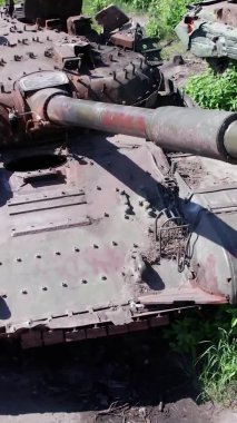 Bu stok dikey video Ukrayna 'daki imha edilmiş askeri ekipmanların hava görüntüsünü gösteriyor.