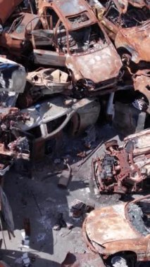 Bu stok dikey video Irpin, Bucha bölgesinde bir kurşun ve yanmış araba dökümü gösteriyor.