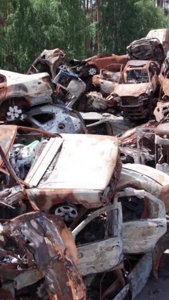 Questo Video Verticale Mostra Una Discarica Auto Sparate Bruciate Nel — Video Stock