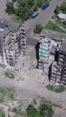 Bu borsa dikey videosu Ukrayna 'daki savaş sonrasını gösteriyor. Borodyanka' da yıkılan bir yerleşim yeri.