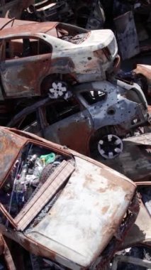 Bu stok dikey video Irpin, Bucha bölgesinde bir kurşun ve yanmış araba dökümü gösteriyor.