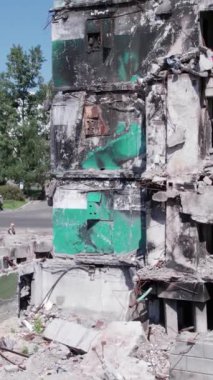 Bu borsa dikey videosu Ukrayna 'daki savaş sonrasını gösteriyor. Borodyanka' da yıkılan bir yerleşim yeri.