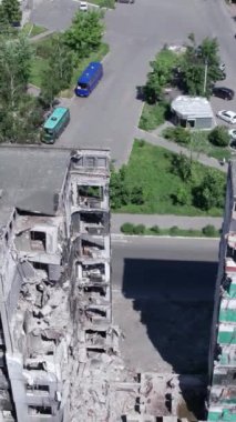 Bu borsa dikey videosu Ukrayna 'daki savaş sonrasını gösteriyor. Borodyanka' da yıkılan bir yerleşim yeri.