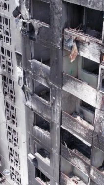 Bu borsa dikey videosu Ukrayna 'daki savaş sonrasını gösteriyor. Borodyanka' da yıkılan bir yerleşim yeri.